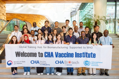 경기 성남 차바이오컴플렉스에서 세계보건기구(WHO) 글로벌 바이오 인력양성 허브 교육생이 견학 후 기념촬영을 하고 있다. [사진=차바이오그룹]